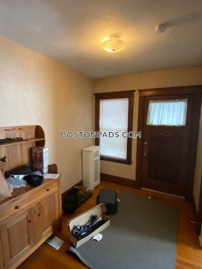 Medford 3 Beds 1 Bath  Tufts - $3,900